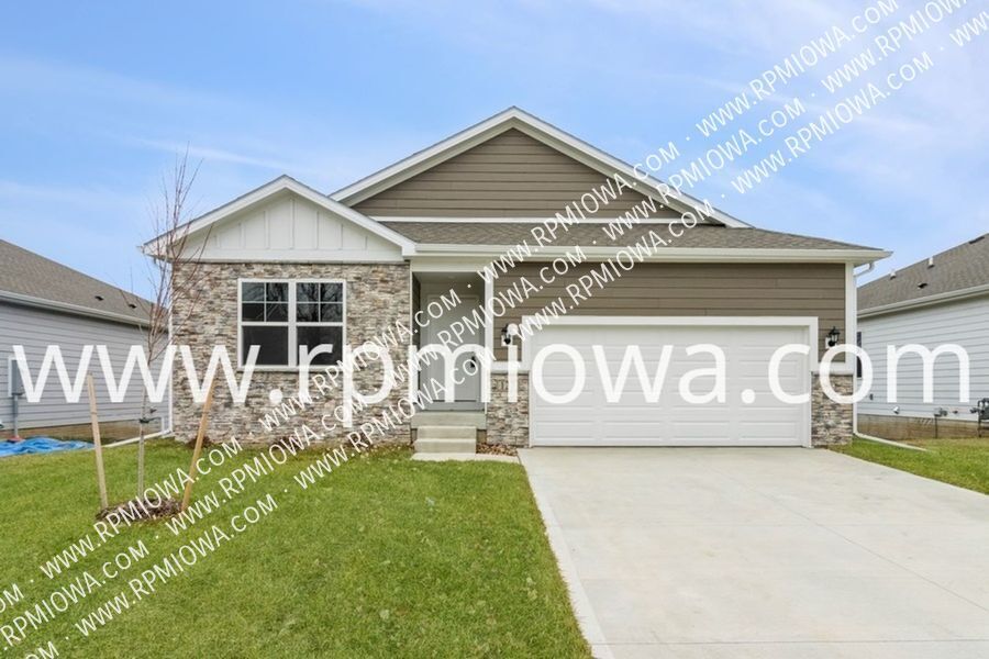 127 Dakota Cir in Waukee, IA - Building Photo