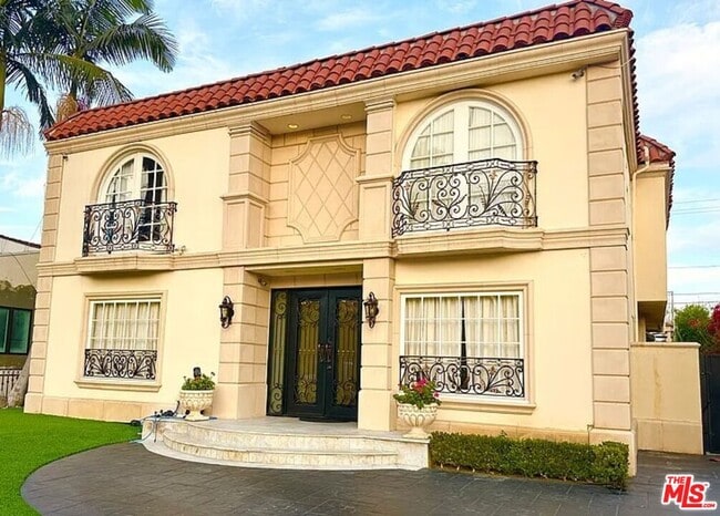 property at 268 S Palm Dr