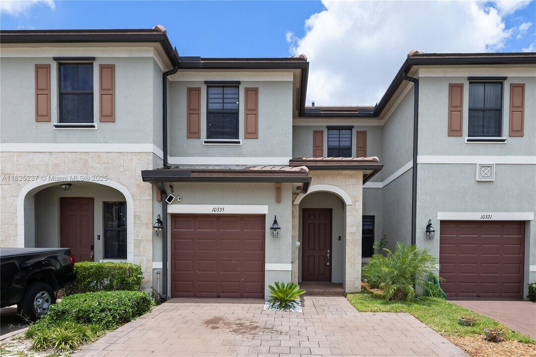 10335 W 34th Ct in Hialeah, FL - Building Photo