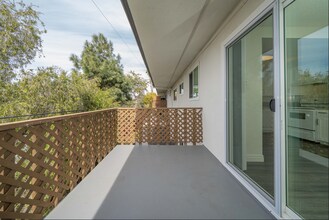 1155 Meadow Lake Dr, Unit 06 in Vista, CA - Building Photo - Building Photo