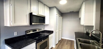 115-117 W Timberview Ln in Arlington, TX - Building Photo - Building Photo