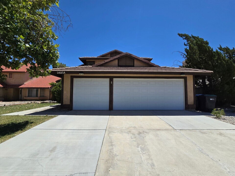 39354 Longhorn Ct in Palmdale, CA - Building Photo