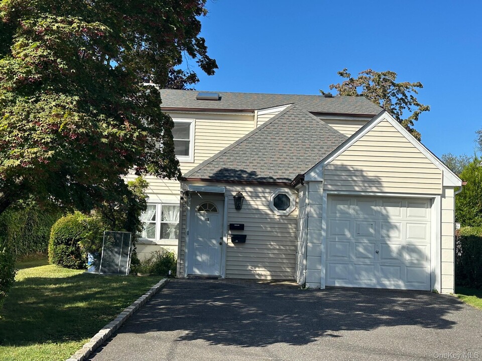 15 Manhasset Ave in Port Washington, NY - Building Photo