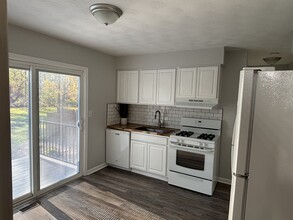 895 N Cedar Rd in Mason, MI - Foto de edificio - Building Photo