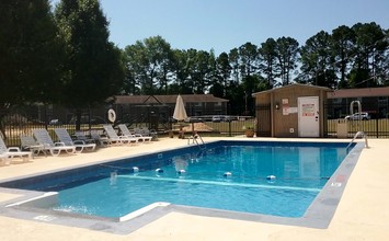 Plaza Terrace Apartments in Laurinburg, NC - Building Photo - Building Photo