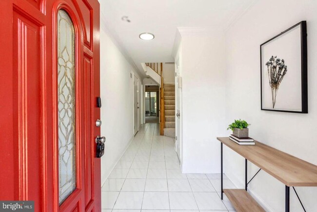 property at 695 W Glebe Rd