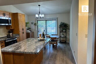 2921 Grizzly Dr in Ashland, OR - Building Photo - Building Photo