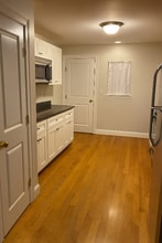 503 Wood St, Unit E in Bristol, RI - Foto de edificio - Building Photo