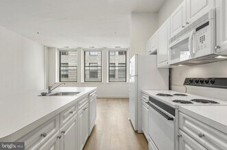 1300 Chestnut St in Philadelphia, PA - Building Photo - Building Photo
