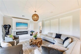 19128 Elston Wy in Estero, FL - Foto de edificio - Building Photo