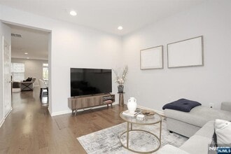 4 Masterson Ct in Waldwick, NJ - Building Photo - Building Photo