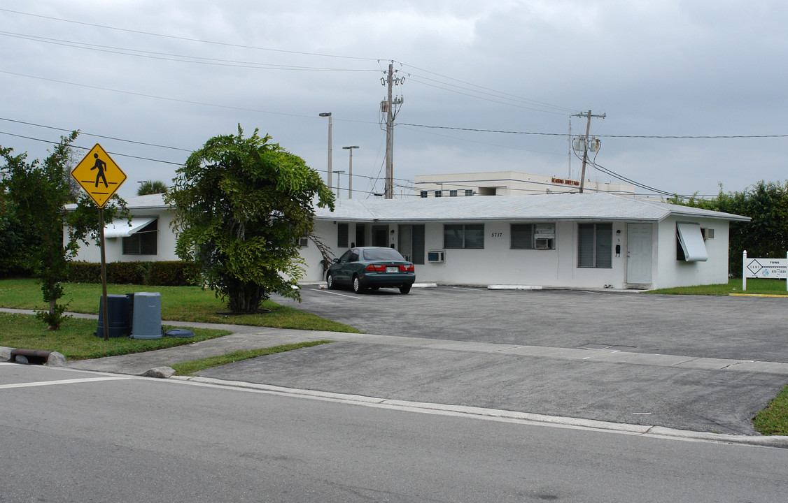 5717-5721 Park Dr in Pompano Beach, FL - Building Photo