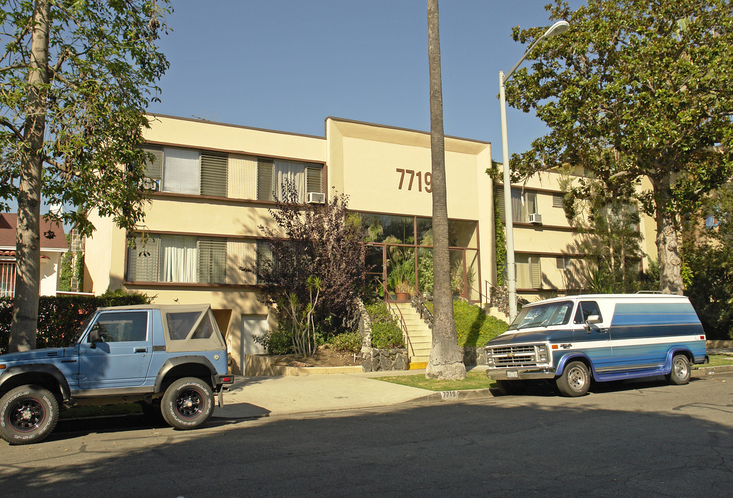 7719 Hampton Ave in West Hollywood, CA - Building Photo