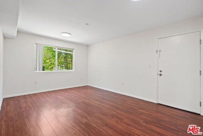 15939 Victory Blvd in Los Angeles, CA - Building Photo - Building Photo