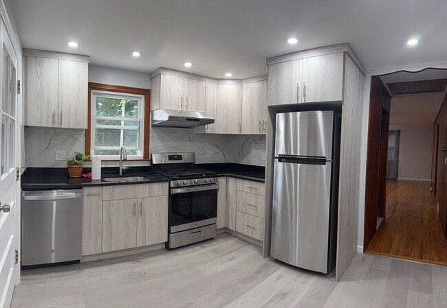 28 Entrance Rd in Milford, CT - Building Photo - Building Photo