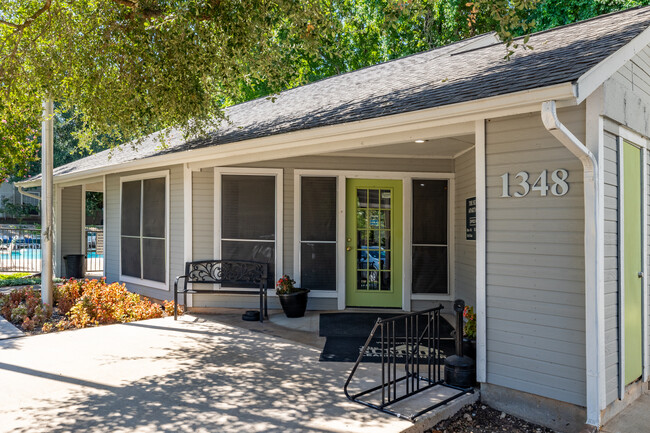 The Summit Apartments in San Marcos, TX - Building Photo - Building Photo