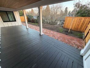 1045 Oakway Rd in Eugene, OR - Building Photo - Building Photo