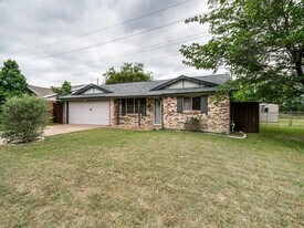 935 Easy St in Grapevine, TX - Building Photo