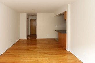 533 W Aldine, Unit A00C in Chicago, IL - Foto de edificio - Building Photo
