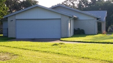 1301 Haines Dr in College Station, TX - Building Photo - Building Photo