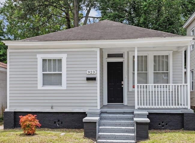 property at 923 W Victory Dr