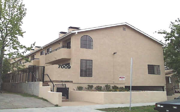 7009 Remmet Ave in Canoga Park, CA - Foto de edificio - Building Photo