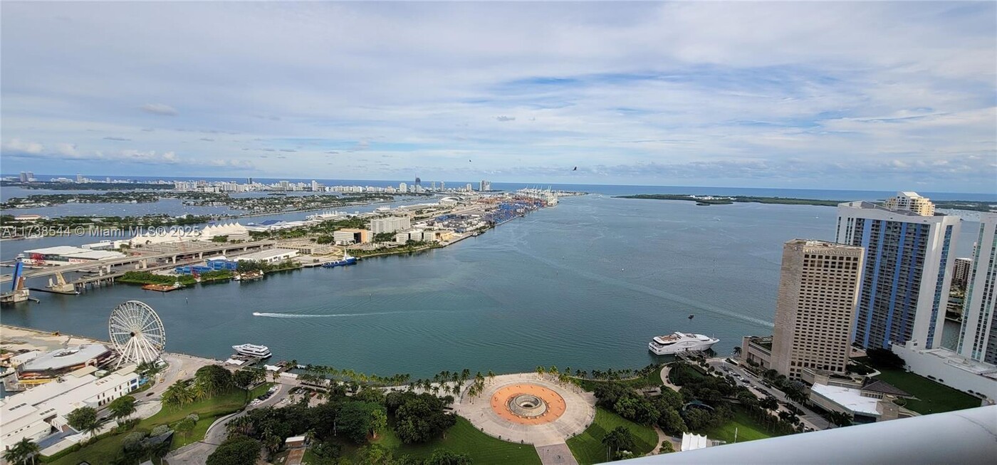 50 Biscayne Blvd, Unit 5202 in Miami, FL - Foto de edificio