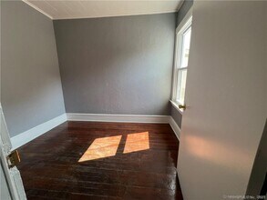 98 Spencer St in Winchester, CT - Building Photo - Building Photo