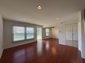 1781 Queensbury Cir in Hoffman Estates, IL - Building Photo - Building Photo