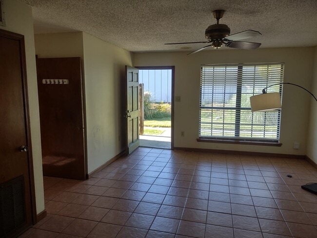 7912 Bles Ave, Unit D in Baton Rouge, LA - Foto de edificio - Building Photo