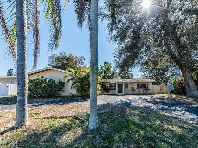 2242 Indian Ave S in Belleair Bluffs, FL - Building Photo - Building Photo