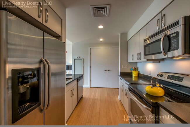 601 Albany St, Unit #205 in Boston, MA - Building Photo - Building Photo