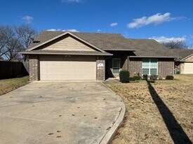 203 E Border St in Rio Vista, TX - Building Photo