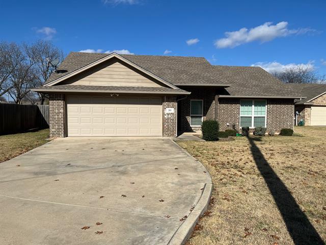 203 E Border St in Rio Vista, TX - Building Photo