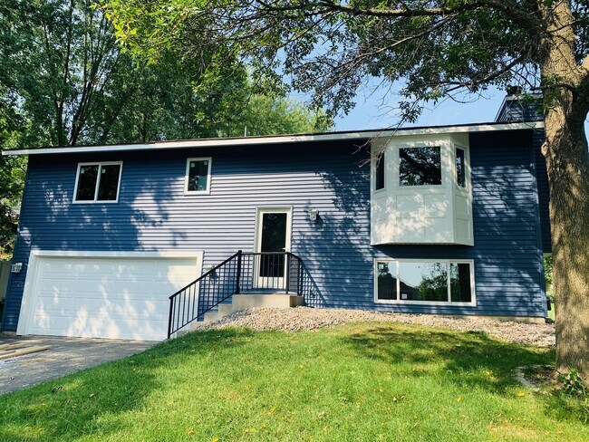 7575 Lanewood Ln N in Maple Grove, MN - Building Photo - Building Photo