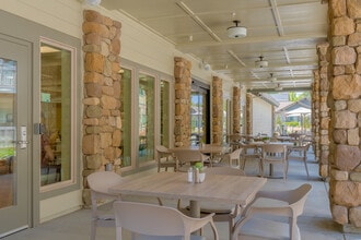Hearthstone Lodge Senior Residences in Auburn, CA - Foto de edificio - Building Photo
