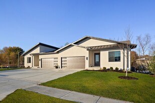 105-107 Amberwood Ct in Raymore, MO - Building Photo