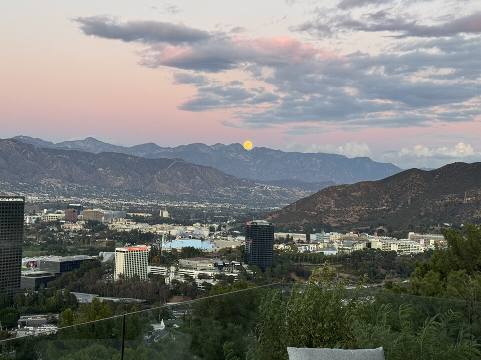 3216 Wrightwood Dr, Unit LOFT in Studio City, CA - Building Photo