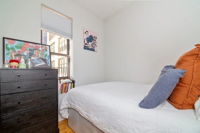 25 Thompson St, Unit 10 in New York, NY - Foto de edificio - Building Photo