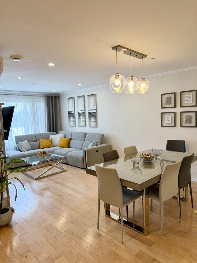 5282 Du Sureau Rue in Pierrefonds, QC - Building Photo - Building Photo