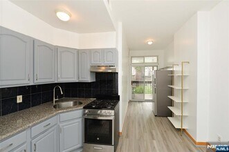 407 30th St in Union City, NJ - Building Photo - Building Photo