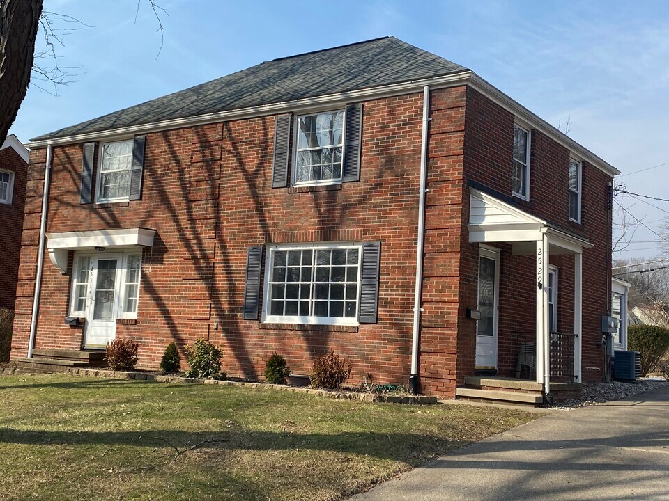 2529 Broad Blvd, Unit 2529 Broad Blvd. in Cuyahoga Falls, OH - Foto de edificio