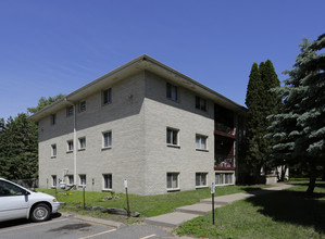 Dakotah Apartments in Coon Rapids, MN - Building Photo - Building Photo