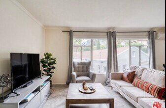 8420 1/2 Fountain Ave in West Hollywood, CA - Foto de edificio - Building Photo