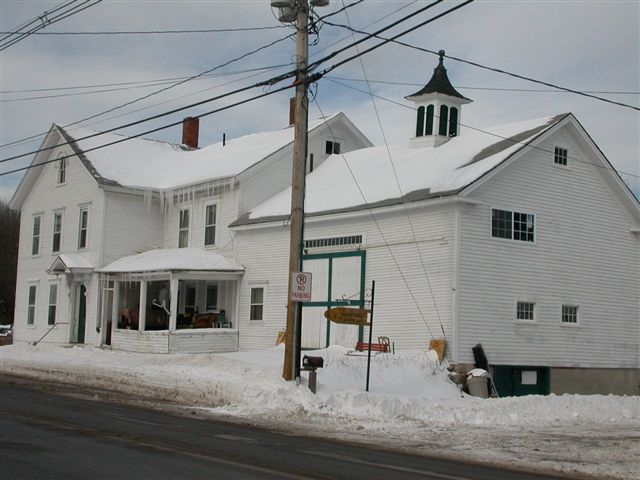 70 Henniker St in Hillsborough, NH - Foto de edificio