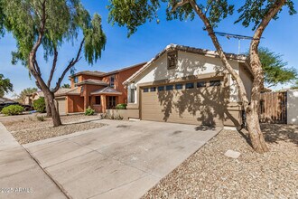 8218 W Superior Ave in Phoenix, AZ - Foto de edificio - Building Photo