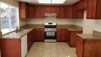 26078 Redbluff Dr in Calabasas, CA - Building Photo - Building Photo