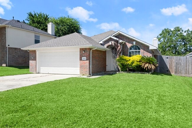 18454 Sunrise Pines Dr in Montgomery, TX - Building Photo - Building Photo