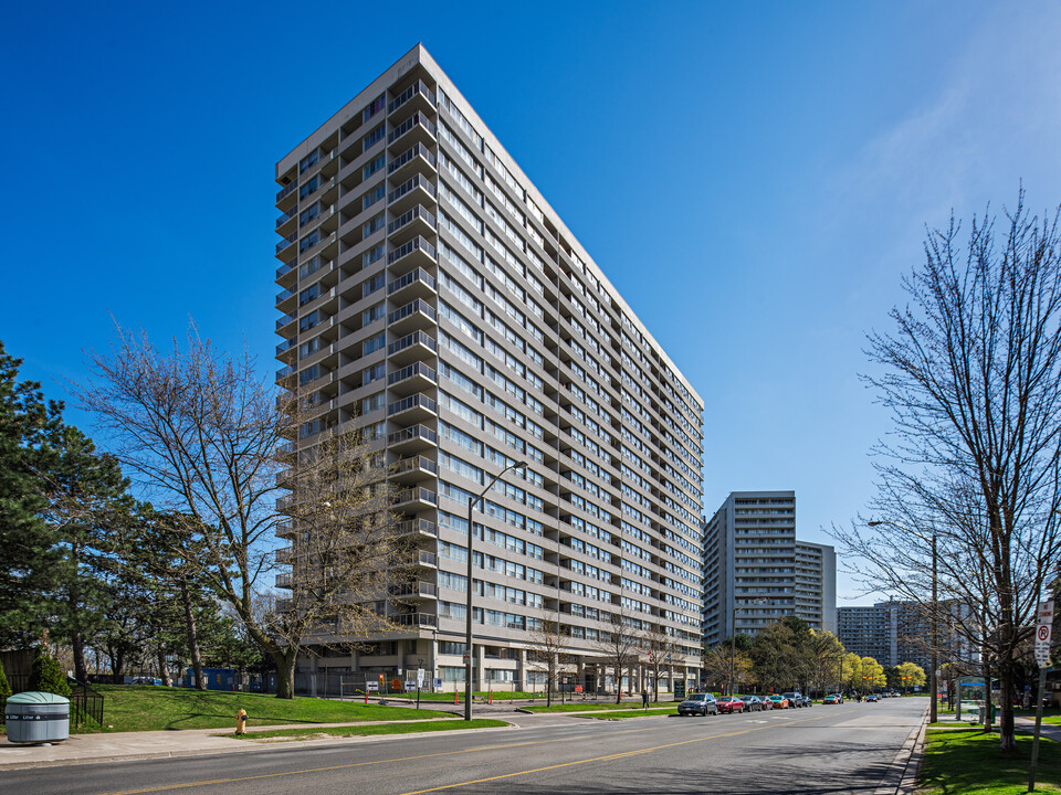 53 Thorncliffe Park Drive in Toronto, ON - Building Photo