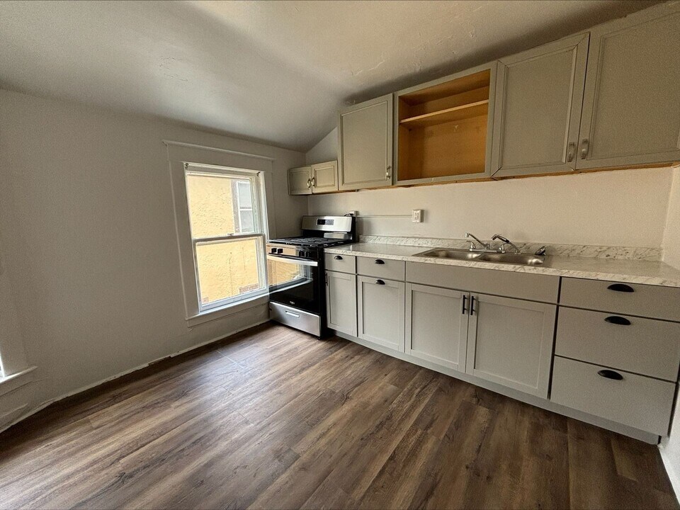 808 W Walnut St in Kalamazoo, MI - Building Photo